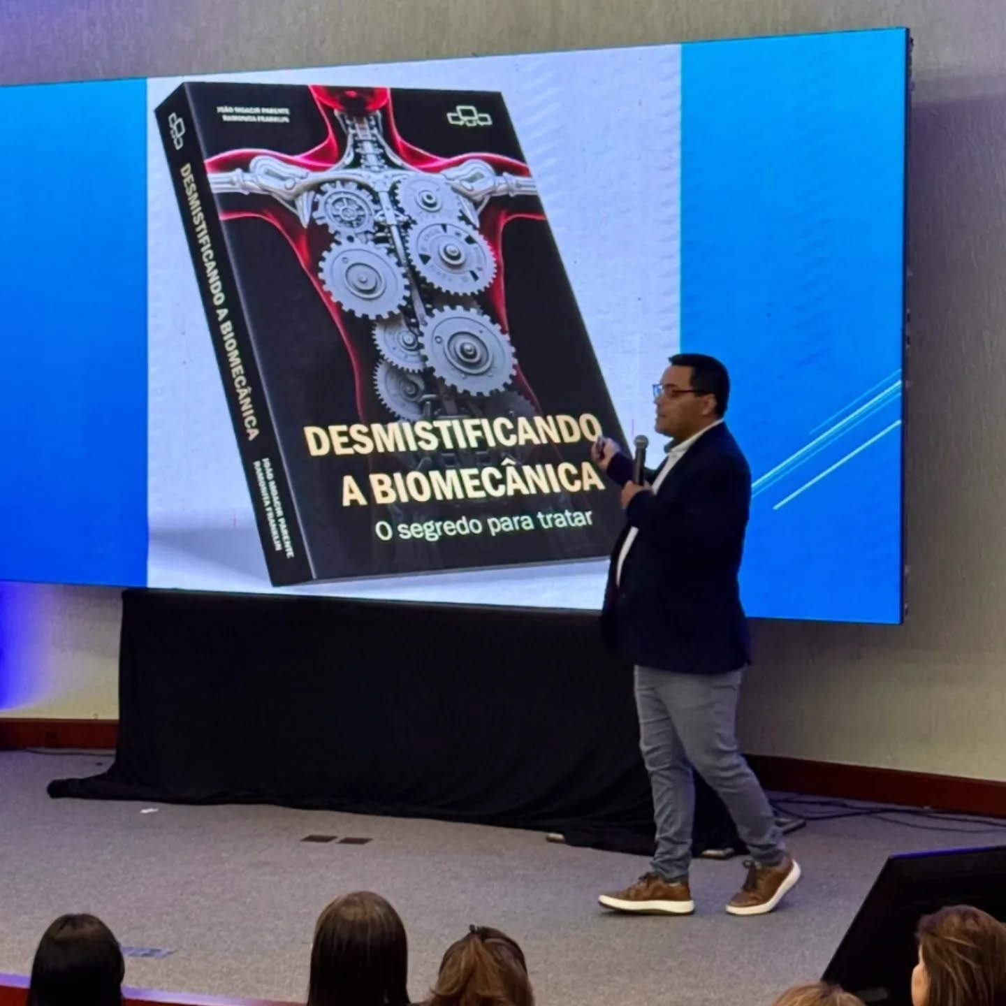 Dr. Moacir Parente apresentando livro Desmistificando a Biomecânica